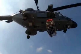 Trực thăng Hải quân Ấn Độ sơ tán 1 bệnh nhân trên tàu treo cờ Pháp