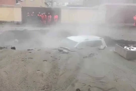 Ô tô chở trẻ em bất ngờ rơi xuống 'hố tử thần' chứa đầy nước nóng