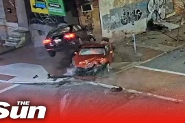 Bị ô tô đâm trúng, ngôi nhà đổ sập trong gang tấc