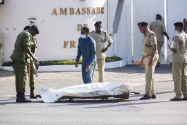 Giết chết 4 người, tay súng trốn vào chòi canh cổng Đại sứ quán Pháp ở Tanzania