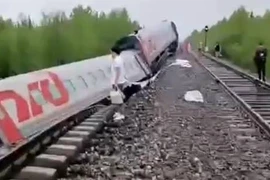 Đoàn tàu hỏa chở 215 người bị trật khỏi đường ray ở Nga