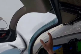 Hú vía cảnh phi công tập sự vô tình mở cửa máy bay giữa không trung