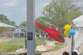  Khoảnh khắc trực thăng bị lật trong lúc hạ cánh bên ngoài nhà hàng ở Mỹ