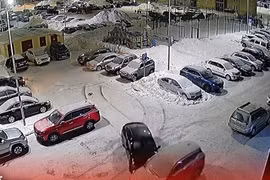 Đâm vào 7 ô tô đang đỗ trong đêm, cô gái xuống xe bỏ trốn