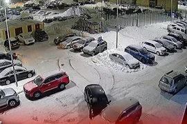 Đâm vào 7 ô tô đang đỗ trong đêm, cô gái xuống xe bỏ trốn