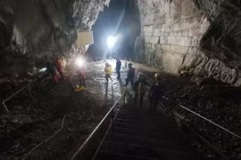 Slovenia nỗ lực giải cứu 5 người mắc kẹt trong hang ngập nước