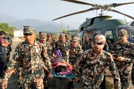 Lực lượng cứu hộ Nepal dùng tay đào bới đống đổ nát sau trận động đất khiến 137 người thiệt mạng