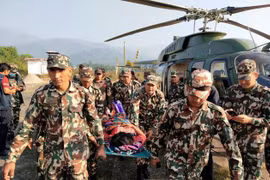 Lực lượng cứu hộ Nepal dùng tay đào bới đống đổ nát sau trận động đất khiến 137 người thiệt mạng