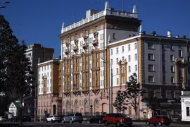 Bao nhiêu nhân viên làm việc trong Đại sứ quán Mỹ tại Nga?