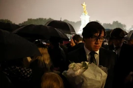 Người dân các nước tưởng nhớ Nữ hoàng Anh Elizabeth II, cầu vồng xuất hiện trên Lâu đài Windsor