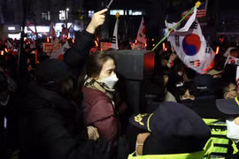 Nhóm người ủng hộ Tổng thống Hàn Quốc Yoon Suk Yeol đập vỡ cửa sổ tòa án