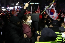 Nhóm người ủng hộ Tổng thống Hàn Quốc Yoon Suk Yeol đập vỡ cửa sổ tòa án