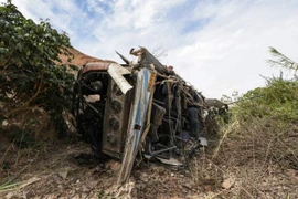 Xe buýt lao xuống vực sâu, ít nhất 37 người chết thảm