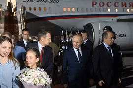 Tổng thống Putin tới sân bay chào đón những công dân Nga được trả tự do