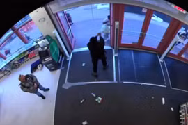 Nghi trộm cắp, nhân viên bảo vệ cửa hàng rút súng bắn chết người 