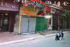 [Tin nhanh sáng 30-6-2021] Người đàn ông nhanh tay đỡ em bé rơi từ tầng 2