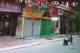 [Tin nhanh sáng 30-6-2021] Người đàn ông nhanh tay đỡ em bé rơi từ tầng 2