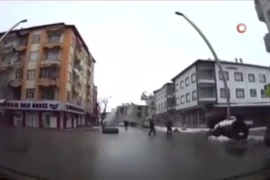 Tòa nhà cao tầng sụp đổ chỉ trong vài giây ở Thổ Nhĩ Kỳ