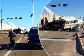 Mỹ: Máy bay đâm xuống ngã tư đường, vỡ đôi