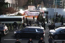 Các điều tra viên Hàn Quốc tới dinh thự, thực thi lệnh bắt Tổng thống Yoon Suk Yeol