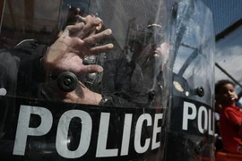 Hàng trăm người di cư tràn qua cây cầu nối Mexico và Mỹ