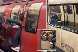 Hành khách hoảng loạn phá cửa thoát khỏi tàu điện ngầm ở London