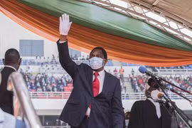 Đi làm 8 tháng, Tổng thống Zambia chưa được trả lương