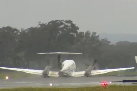 Máy bay trượt trên đường băng khi hạ cánh khẩn cấp tại Australia