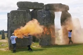 Nghi phun sơn lên di tích Stonehenge, 2 người bị cảnh sát Anh bắt giữ