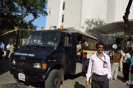 Ấn Độ bắt kẻ mang súng xông vào ngân hàng