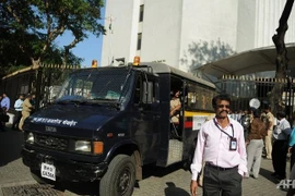 Ấn Độ bắt kẻ mang súng xông vào ngân hàng