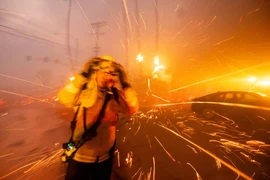 Cảnh cháy rừng kinh hoàng ở Mỹ, ít nhất 5 người thiệt mạng