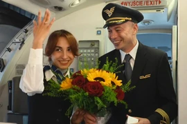 Cơ trưởng cầu hôn bạn gái tiếp viên hàng không ngay trên chuyến bay