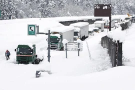 Tắc đường dài 15km trên cao tốc, hơn 1.000 người phải qua đêm trong giá lạnh
