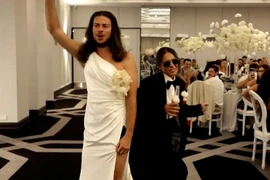 Khách dự tiệc cưới thích thú với màn đổi trang phục của phù dâu và phù rể