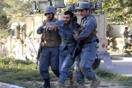 Taliban tấn công tòa nhà chính quyền Afghanistan, 24 người chết