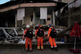 Nhân viên cứu hộ thoát hiểm sau rung chấn ở Thổ Nhĩ Kỳ