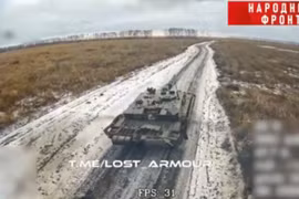 Khoảnh khắc UAV Nga lao vào xe tăng chiến đấu chủ lực của Ukraine 