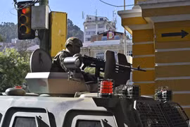 Xe bọc thép rút khỏi quảng trường trung tâm Thủ đô La Paz sau âm mưu đảo chính ở Bolivia