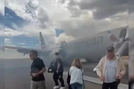 Cảnh hỗn loạn khi máy bay chở 179 người bị bốc cháy trên đường băng