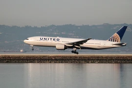 Máy bay United Airlines suýt lao xuống biển sau khi cất cánh