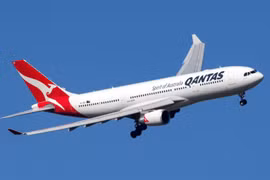 Khoảnh khắc máy bay Airbus A330 làm hỏng đường băng trong lúc cất cánh