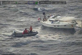 Tàu sân bay Pháp đâm gãy cột thuyền buồm