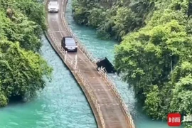 Ô tô lao qua lan can cầu phao, 5 người thiệt mạng