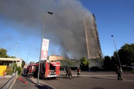 [VIDEO] Tòa nhà chung cư cao 20 tầng bốc cháy dữ dội ở Milan