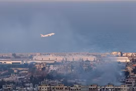 Khoảnh khắc quả bom của Israel phát nổ gần máy bay chở khách ở Beirut