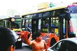 Trung Quốc bắt kẻ đập đầu người lái xe Nhật