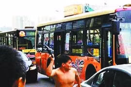 Trung Quốc bắt kẻ đập đầu người lái xe Nhật