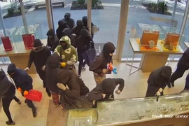 Mỹ bắt 7 nghi phạm vụ cướp táo tợn tại cửa hàng trang sức ở bang California