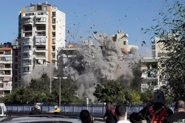 Khoảnh khắc tòa nhà ở Beirut đổ sập sau cuộc không kích của Israel